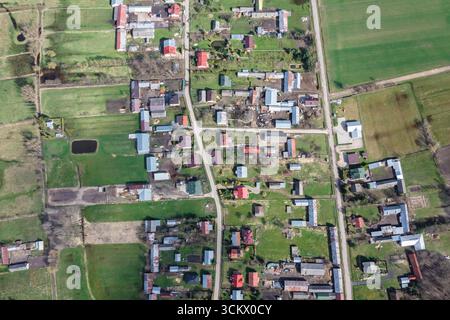 Vista aerea con droni di Jaczew, piccolo villaggio nella regione polacca di Masovia Foto Stock