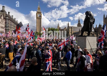 REGNO UNITO. 13 settembre 2025. La foto mostra i sostenitori di Tommy Robinson che hanno partecipato a una protesta di estrema destra a Whitehall, dove più di 110.000 hanno marciato all'evento "Unite the Kingdom" sabato 13 settembre a Londra. Westminster, centro di Londra, Inghilterra, Regno Unito 13 settembre 2025 crediti: Jeff Gilbert/Alamy Live News Foto Stock