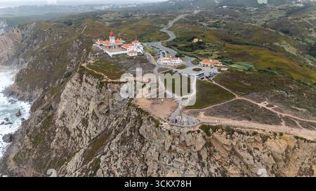 Una splendida vista aerea di un faro costiero splendidamente arroccato su una scogliera robusta Foto Stock
