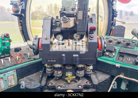 Vecchio cruscotto militare sovietico mi-24 con vecchi display analogici Foto Stock