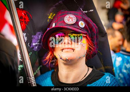 Un manifestante alla Unite the Kingdom march - Londra, Regno Unito. 13 settembre 2025. I nazionalisti di estrema destra litigano con la polizia. Foto Stock