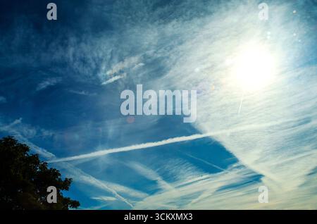 Bellissimo cielo mattutino con contrafforti aeroplani e nuvole sparse alla luce del sole Foto Stock
