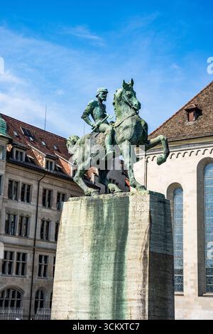 Statua equestre in bronzo di Hans Waldmann di Hermann Haller (1937) sul Munsterbrucke, lungo il fiume Limmat, città vecchia di Zurigo, Svizzera Foto Stock