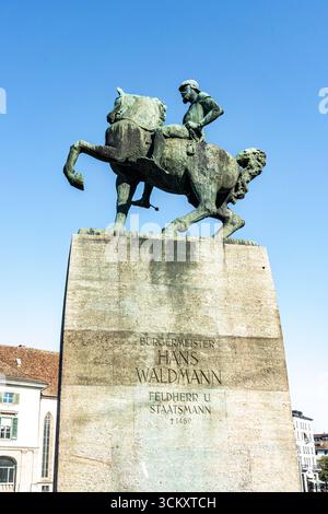 Statua equestre in bronzo di Hans Waldmann di Hermann Haller (1937) sul Munsterbrucke, lungo il fiume Limmat, città vecchia di Zurigo, Svizzera Foto Stock