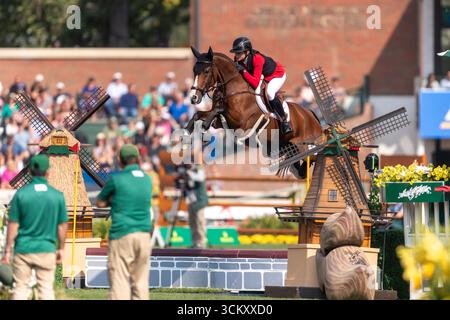 Sophie Hinners della Germania, su Iron Dames Singclair, gareggia nel primo round della Coppa delle Nazioni BMO 2025 durante lo Spruce Meadows 'Masters' On Foto Stock