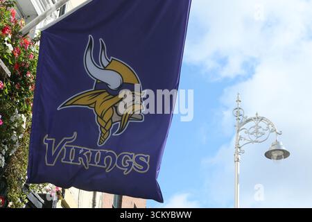 Dublino, Irlanda - 12 settembre 2025 - Una grande bandiera per i Minnesota Vikings visibile accanto a un iconico semaforo di Dublino nel centro di Dublino durante la costruzione della prima partita NFL in Irlanda Foto Stock