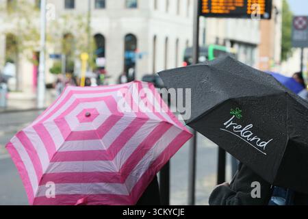 Dublino, Irlanda - 12 settembre 2025 - Vista degli ombrelli aperti, tra cui uno con la parola "Irlanda", su Dame Street durante le piogge nel centro di Dublino Foto Stock