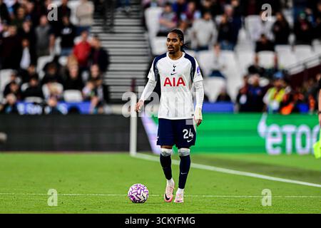 Djed Spence (24 Tottenham Hotspur) controlla la palla durante la partita di Premier League tra il West Ham United e il Tottenham Hotspur al London Stadium di Stratford sabato 13 settembre 2025. (Foto: Kevin Hodgson | mi News) crediti: MI News & Sport /Alamy Live News Foto Stock