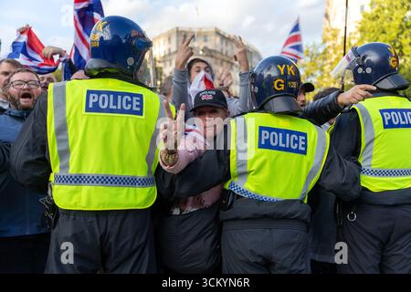 Londra, Regno Unito — 14 settembre 2025 la polizia ha riferito che oltre 100.000 persone si sono unite al raduno “Unite the Kingdom” guidato dall’attivista di estrema destra Tommy Robinson nel centro di Londra — una delle più grandi manifestazioni del suo genere negli ultimi anni. I sostenitori marciarono con Union Jacks e slogan nazionalisti, mentre Robinson chiese controlli più severi alle frontiere e un più forte senso di identità britannica. Le tensioni si sono intensificate quando i sostenitori di Robinson si sono scontrati con la polizia, portando ad arresti e brevi focolai di violenza nonostante una forte presenza di sicurezza. Contro-proteste da parte di gruppi antirazzisti e antifascisti Foto Stock