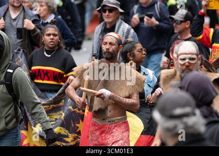 I manifestanti marciano attraverso il CBD di Melbourne durante l'evento Indigenous Soverty and Rally Against Racism. Melbourne, Victoria, Australia. 13 settembre 2025. Foto Stock