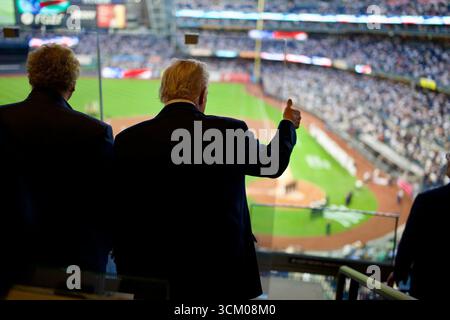 Il presidente Donald Trump dà il pollice alla folla mentre partecipa a una partita dei New York Yankees per commemorare l'anniversario degli attentati dell'11 settembre. New York City, 11 settembre 2025. Per gentile concessione della Casa Bianca. Foto Stock