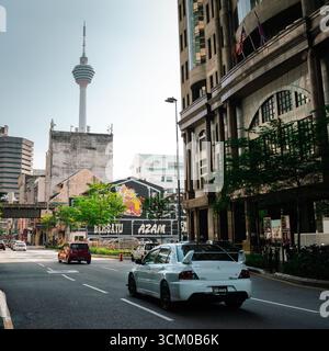Mitsubishi Evo 9 bianca su una strada urbana Foto Stock