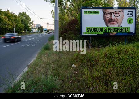 Praga, Repubblica Ceca. 31 agosto 2025. Un cartellone elettorale per il primo ministro ceco Petr fiala della Coalizione SPOLU visto. Le elezioni parlamentari del 2025 si terranno il 3 e 4 ottobre. (Foto di Tomas Tkacik/SOPA Images/Sipa USA) credito: SIPA USA/Alamy Live News Foto Stock