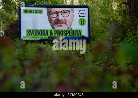 Praga, Repubblica Ceca. 31 agosto 2025. Un cartellone elettorale per il primo ministro ceco Petr fiala della Coalizione SPOLU visto. Le elezioni parlamentari del 2025 si terranno il 3 e 4 ottobre. (Foto di Tomas Tkacik/SOPA Images/Sipa USA) credito: SIPA USA/Alamy Live News Foto Stock