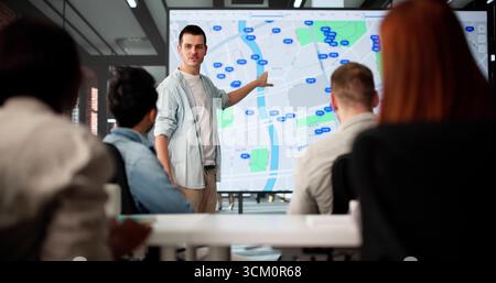 L'agente immobiliare fornisce una presentazione di ricerca dell'elenco online sulla mappa del computer. Foto Stock