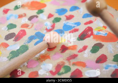 La vernice colorata schizza di strumenti su una tavolozza artistica Foto Stock