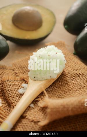 Rinfrescante preparazione di scrub all'avocado in un ambiente rustico Foto Stock
