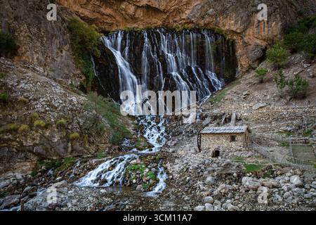Situata nel Parco Nazionale di Aladaglar, è la cascata più grande della Turchia. Cascate di Kapuzbasi. Foto Stock