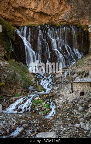 Situata nel Parco Nazionale di Aladaglar, è la cascata più grande della Turchia. Cascate di Kapuzbasi. Foto Stock