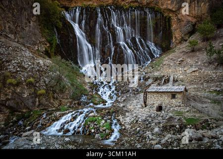 Situata nel Parco Nazionale di Aladaglar, è la cascata più grande della Turchia. Cascate di Kapuzbasi. Foto Stock