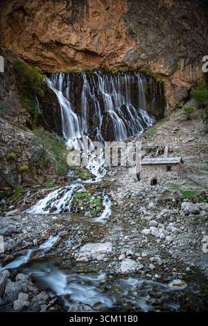 Situata nel Parco Nazionale di Aladaglar, è la cascata più grande della Turchia. Cascate di Kapuzbasi. Foto Stock