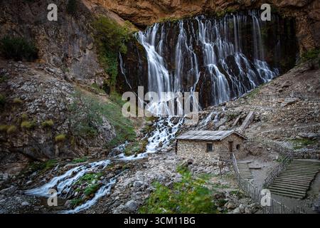 Situata nel Parco Nazionale di Aladaglar, è la cascata più grande della Turchia. Cascate di Kapuzbasi. Foto Stock