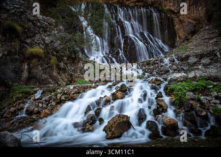 Situata nel Parco Nazionale di Aladaglar, è la cascata più grande della Turchia. Cascate di Kapuzbasi. Foto Stock