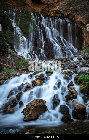 Situata nel Parco Nazionale di Aladaglar, è la cascata più grande della Turchia. Cascate di Kapuzbasi. Foto Stock