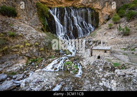 Situata nel Parco Nazionale di Aladaglar, è la cascata più grande della Turchia. Cascate di Kapuzbasi. Foto Stock