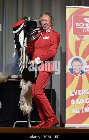 Bert Beel Live bei einem Konzert der Evergreens a Go Go mit Bert Beel - Tour im Bürgersaal Zehlendorf. Berlino, 13.09.2025 *** Bert Beel live in un concerto degli Evergreens a Go Go with Bert Beel Tour presso Bürgersaal Zehlendorf Berlin, 13 09 2025 foto:XM.xBehrensx/xFuturexImagex beel 5909 Foto Stock