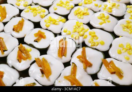Khanom Tako, delizioso budino tailandese tradizionale a due strati a base di latte di cocco e Tapioca con condimenti Foto Stock