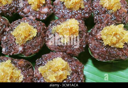 Kanom Tako, budino tailandese di cocco a due strati in stile capovolto con riso appiccicoso e condimento di cocco grattugiato dolcificato Foto Stock