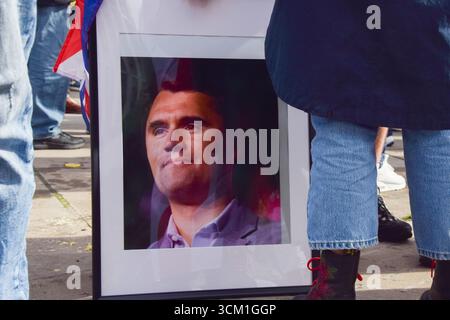 Londra, Inghilterra, Regno Unito. 13 settembre 2025. Un manifestante tiene una foto di Charlie Kirk mentre i manifestanti di estrema destra marciano verso Westminster per una manifestazione chiamata "Unite the Kingdom" (Credit Image: © Vuk Valcic/ZUMA Press Wire) SOLO USO EDITORIALE! Non per USO commerciale! Foto Stock