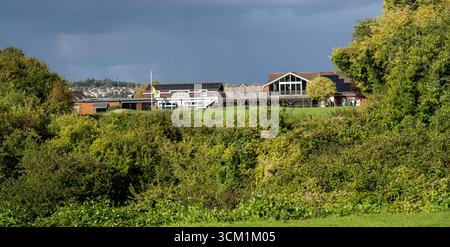 Salisbury and South Wilts Golf Club, Netherhampton Road, Netherhampton, Salisbury, Wiltshire, Inghilterra, Regno Unito - Vista del circolo e della 18ma buca Foto Stock