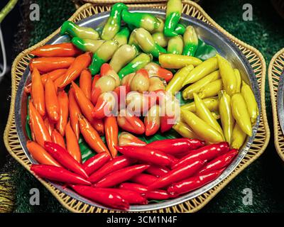 Tradizionale dessert thailandese, fagioli mung a forma di frutta e verdura colorata con rivestimento di gelatina lucida, serviti in occasione di festival ed eventi. Foto Stock