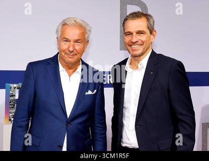 Klaus Wowereit, Michael Mronz bei der Bertelsmann Party 2025 in der Berliner Repräsentanz Bertelsmann Unter den Linden 1. *** Klaus Wowereit, Michael Mronz al Partito Bertelsmann 2025 all'Ufficio di rappresentanza Bertelsmann di Berlino Unter den Linden 1 Foto Stock