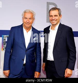 Klaus Wowereit, Michael Mronz bei der Bertelsmann Party 2025 in der Berliner Repräsentanz Bertelsmann Unter den Linden 1. *** Klaus Wowereit, Michael Mronz al Partito Bertelsmann 2025 all'Ufficio di rappresentanza Bertelsmann di Berlino Unter den Linden 1 Foto Stock