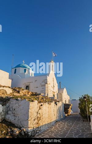 Tradizionale chiesa bianca e blu di Agios Konstantinos (San Costantino) nella città di Paroikia (Parikia) sull'isola di Paros in Grecia in una serata di sole. Foto Stock