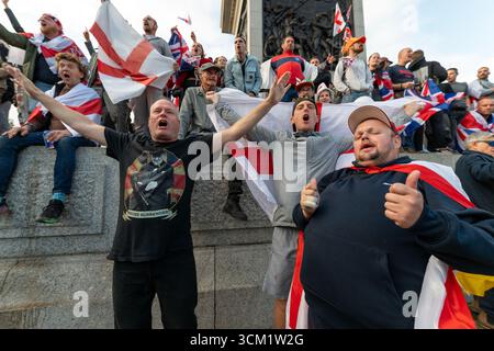 Londra, Regno Unito. 13 settembre 2025. I manifestanti salgono sul plinto di Trafalgar Square durante la manifestazione “Unite the Kingdom” guidata da Tommy Robinson. La marcia, promossa come difesa della libertà di parola e dell'opposizione all'immigrazione. Crediti: Andrea Domeniconi/Alamy Live News Foto Stock