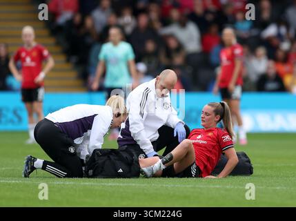 Ella Toone (a destra) del Manchester United riceve cure mediche sul campo durante la partita di Barclays Women's Super League al Copperjax Community Stadium di Londra. Data foto: Domenica 14 settembre 2025. Foto Stock
