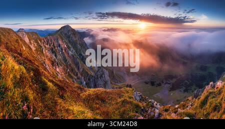 Panorama alpino con spettacolare alba a Eisenerzer Reichenstein e capanna in Stiria, Alpi austriache Foto Stock
