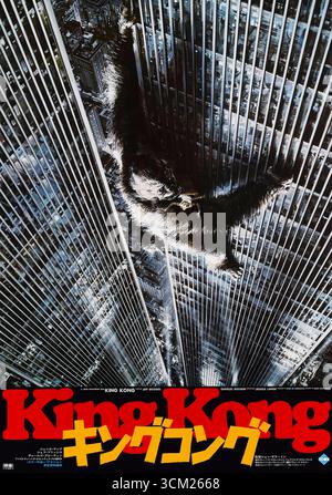 King Kong (1976), diretto da John Guillermin e interpretato da Jessica Lange, Jeff Bridges e Charles Grodin. Una scimmia gigante viene catturata da un'isola misteriosa e portata a New York, dove la sua furia porta alla tragedia. Fotografia di un poster originale giapponese del 1976 A un foglio SOLO PER USO EDITORIALE. Credito: BFA / Towa Foto Stock