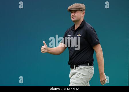 Wentworth Club, Londra, Regno Unito. 14 settembre 2025. Il BMW PGA Championship Final Round; Harry Hall of England saluta i tifosi al primo tee Credit: Action Plus Sports/Alamy Live News Foto Stock