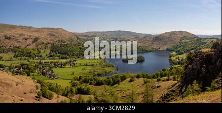 vista panoramica del lago e del villaggio di grasmere e dell'acqua di rydal da silver howe in primavera giorno di sole non c'è gente Foto Stock