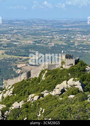 Il Castello dei Mori, castello medievale in cima a una collina sui monti Sintra nel Parco naturale di Sintra-Cascais in Portogallo Foto Stock