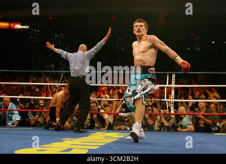 La foto del file del 23/06/07 di Ricky Hatton celebra la sconfitta del messicano Jose Luis Castillo dopo un quarto round di stoppaggio al Thomas & Mack Centre di Las Vegas, Nevada, USA. L'ex campione del mondo di pugilato Ricky Hatton è morto all'età di 46 anni, l'agenzia di stampa della PA lo capisce. Hatton e' stato trovato morto nella sua casa di Hyde. La polizia di Greater Manchester ha detto che non stanno trattando la morte come sospetta. Data di pubblicazione: Domenica 14 settembre 2025. Foto Stock