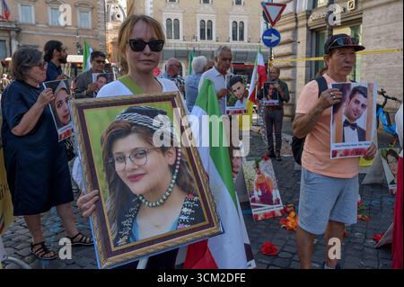 Roma, Italia. 13 settembre 2025. Membri della comunità iraniana a Roma e nei dintorni durante il sit-in per commemorare la morte di Mahsa Amini e di tutte le "vittime del regime iraniano" organizzato dal Consiglio nazionale di resistenza dell'Iran (NCRI) a Roma.l'NCRI è un'organizzazione politica fondata nel 1981, legata al Partito Mojahedin del popolo anti-teocratico dell'Iran (PMOI). Si descrive come un'ampia coalizione di cinque organizzazioni e partiti di opposizione. Il diplomatico iraniano Maryam Rajavi è il presidente dell'NCRI. (Credit Image: © Marcello Valeri/ZUMA Press Wire) SOLO PER USO EDITORIALE! N Foto Stock