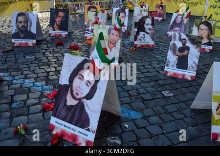Roma, Italia. 13 settembre 2025. Foto di alcune delle vittime giustiziate in Iran durante il sit-in per commemorare la morte di Mahsa Amini e di tutte le ''˜vittime del regime iraniano' organizzato dal Consiglio Nazionale di resistenza dell'Iran (NCRI) a Roma.l'NCRI è un'organizzazione politica fondata nel 1981, legata al Partito Mojahedin del popolo anti-teocratico dell'Iran (PMOI). Si descrive come un'ampia coalizione di cinque organizzazioni e partiti di opposizione. Il diplomatico iraniano Maryam Rajavi è il presidente dell'NCRI. (Credit Image: © Marcello Valeri/ZUMA Press Wire) SOLO PER USO EDITORIALE! No Foto Stock