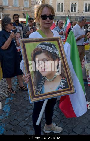 Roma, Italia. 13 settembre 2025. Membri della comunità iraniana a Roma e nei dintorni durante il sit-in per commemorare la morte di Mahsa Amini e di tutte le "vittime del regime iraniano" organizzato dal Consiglio nazionale di resistenza dell'Iran (NCRI) a Roma.l'NCRI è un'organizzazione politica fondata nel 1981, legata al Partito Mojahedin del popolo anti-teocratico dell'Iran (PMOI). Si descrive come un'ampia coalizione di cinque organizzazioni e partiti di opposizione. Il diplomatico iraniano Maryam Rajavi è il presidente dell'NCRI. (Credit Image: © Marcello Valeri/ZUMA Press Wire) SOLO PER USO EDITORIALE! N Foto Stock