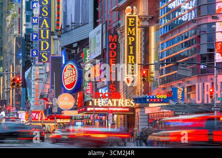 NEW YORK CITY - Novembre 14, 2016: il traffico si muove sotto le insegne della 42nd Street. Il Landmark street è sede di numerosi teatri, negozi, Foto Stock